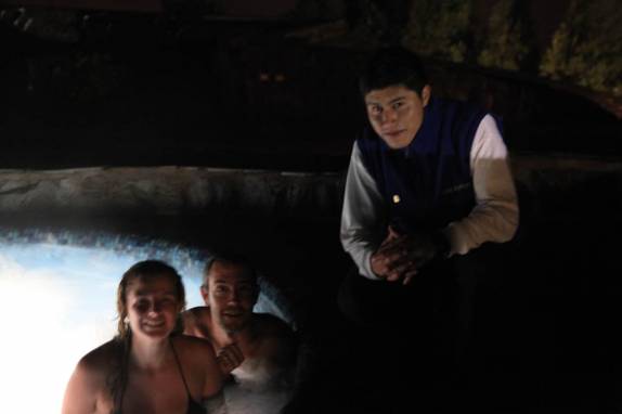 Com o super atencioso Diego em delicioso banho de água quente ao ar livre em noite chuvosa e fria no Cafe del Cielo, em Baños - Equador